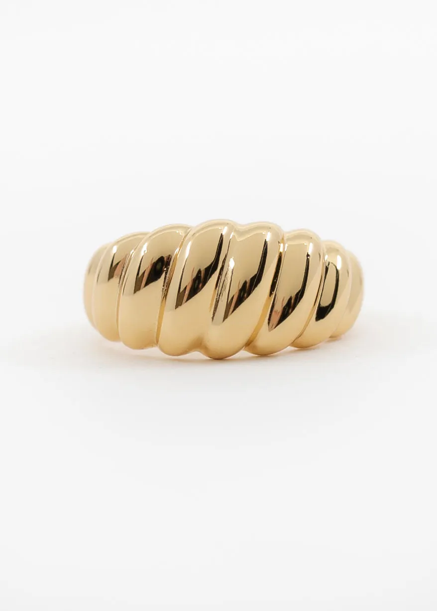 Croissant Ring in Gold